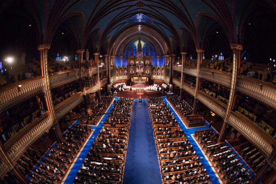 La Basilique Notre Dame de Montréal bondée pour les obsèques de René Angélil vendredi