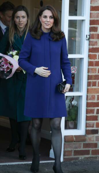 Kate Middleton sublime dans son sixième mois de grossesse dans un manteau fashion bleu marine