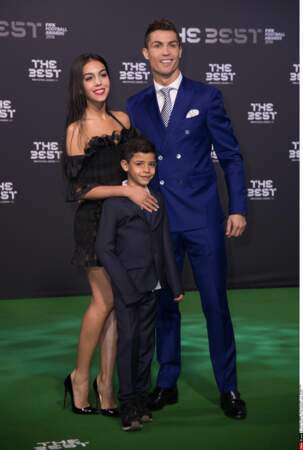 Cristiano pose officiellement avec sa nouvelle compagne, Georgina Rodriguez, et son fils, Cristiano Junior