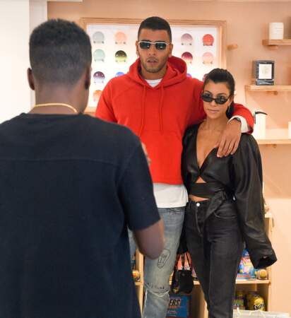 Kourtney Kardashian et Younes Bendjima se sont rendus dans un magasin de lunettes de soleil à Paris
