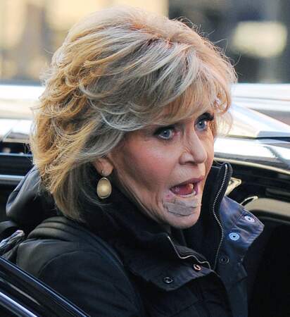 Jane Fonda porte un pansement sur son visage alors qu'elle a révèle avoir eu une croissance cancéreuse de la lèvre