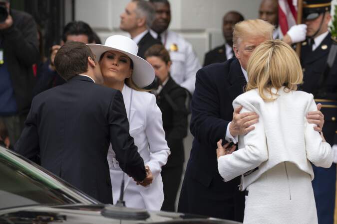 Emmanuel Macron remercie Melania Trump, tandis que Donald Trump remercie Brigitte Macron