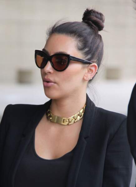 Il est rare de voir Kim Kardashian les cheveux attachés mais ce chignon est bien pratique. Mom bun ? 
