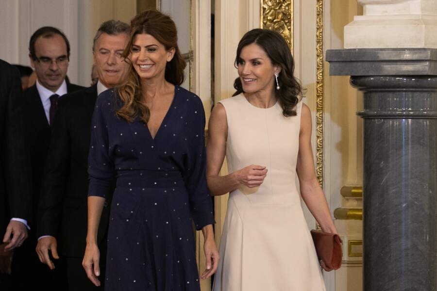 La reine Letizia d'Espagne a choisi un look chic et sobre pour rencontrer le couple présidentiel argentin