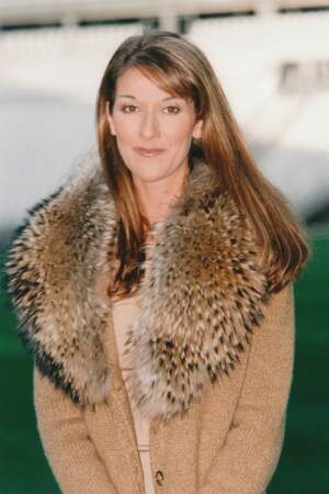 Frange sur le côté et cheveux longs lissés, le look sage de Céline Dion en 1998