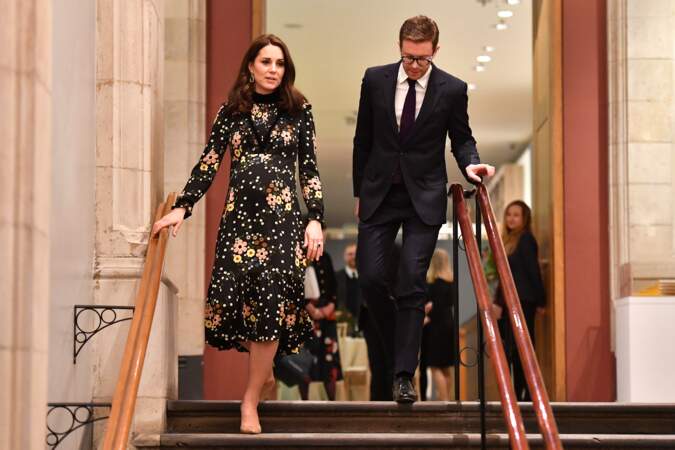 Kate Middleton en robe Orla Kiely, visite la "National Portrait Gallery" à Londres, le 28 février 2018