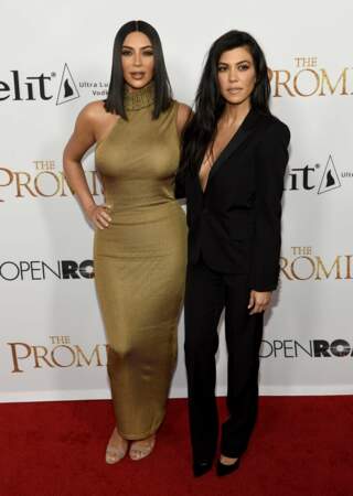 Kim Kardashian West et sa soeur Kourtney Kardashian sur le tapis rouge de The Promise