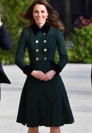 Vendredi, à l'Elysée, Kate Middleton a opté pour un sublime long manteau vert signé Catherine Walker & Co. 
