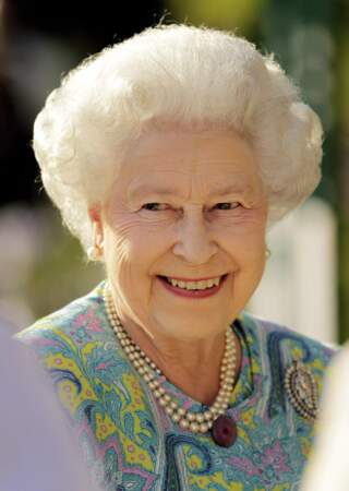 Elisabeth II parée de perles, à Londres, en 2010.