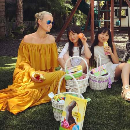 Laeticia Hallyday en robe longue jaune à épaules dénudées, avec Jade et Joy pour Pâques 2017 