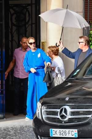 Céline Dion et ses enfants Eddy et Nelson sortent de l'hôtel Royal Monceau