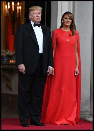 Melania Trump sublime en robe longue cape rouge le 4 juin 2019 pour un dîner d'Etat à l'ambassade britannique