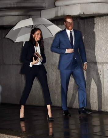 Meghan Markle, en tailleur pantalon noir Alexander McQueen, avec le Prince Harry à Londres en février 2018