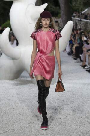 Epaules marquées, robe asymétrique qui met en valeur la silhouette de la collection Croisière de Louis Vuitton