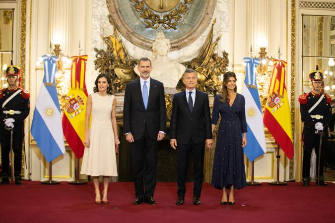 La reine Letizia d'Espagne a choisi une paire d'escarpins pour compléter sa tenue ce lundi 25 mars à Buenos Aires