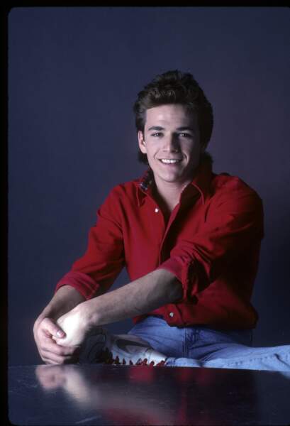 Luke Perry obtient l'un de ses premiers rôles à l'écran en 1987 dans la série "Loving"