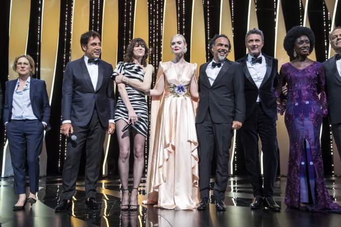 Charlotte Gainsbourg et Javier Bardem posant avec le jury du 72e Festival de Cannes