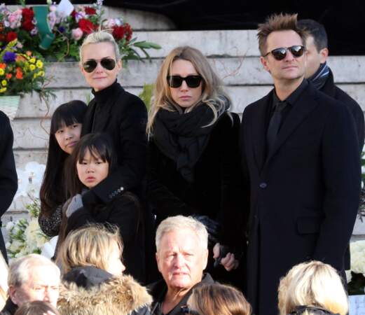Convoi funéraire de Johnny Hallyday à l'église de Madeleine : David et Laura protecteurs avec Jade et Joy