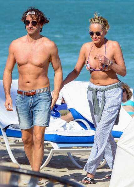 Sharon Stone et son "boyfriend" sur la plage de Miami