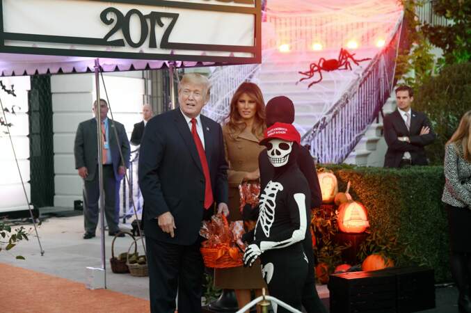 Melania et Donald Trump distribuent des bonbons pour Halloween