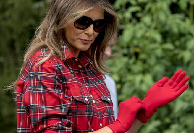 Melania Trump enfile ses gants pour aider les enfants à jardiner