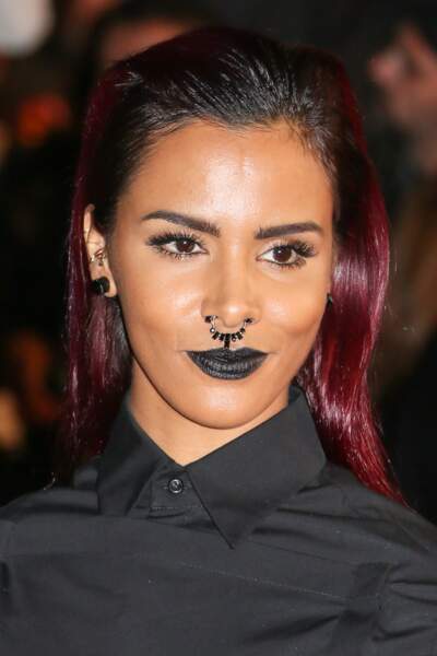 Coloration rouge violet, lipstick noir et anneau dans le nez : le look gothique de Shy'm aux NRJ Music Awards 2014