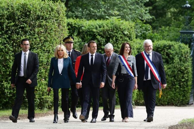Brigitte Macron le 30 mai au chateau de la Ferney Voltaire avec une veste foncée et 