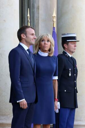  Emmanuel Macron aux côtés de la première dame Brigitte Macron , tous les deux assortis en bleu et blanc