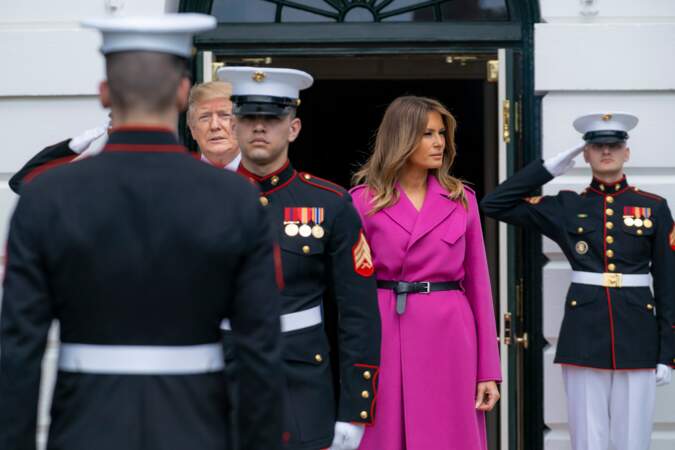 Melania Trump adore casser ses robes amples colorées par une ceinture fine noire