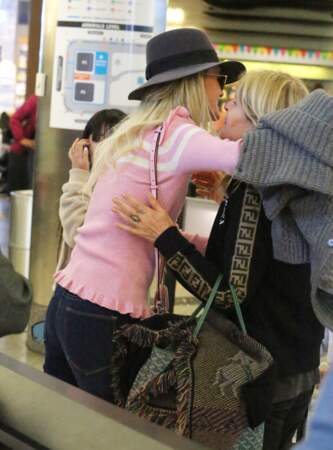 Laeticia Hallyday va chercher sa mère Francoise Thibaut à l'aéroport de LAX