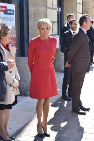 Brigitte Macron en robe rouge au centenaire de la Section Norvégienne du Lycée Pierre Corneille à Rouen