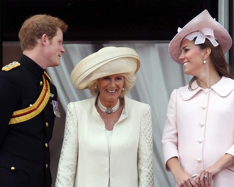 Kate Middleton sur le balcon de Buckingham avec le prince Harry et la duchesse de Cornouailles, en 2013