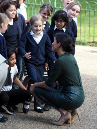 La duchesse de Sussex entourée d'enfants à Brighton