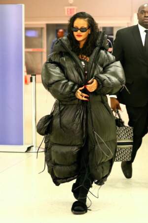 Rihanna est la reine de la démesure, la preuve avec cette doudoune quadruple XL.