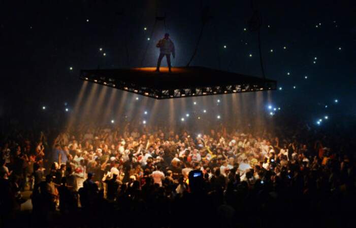 Concert de Kanye West à Boston. Le chanteur se produit sur une scène suspendue, flottant au-dessus de ses fans.