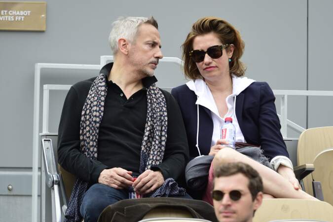 Emmanuelle Devos et son compagnon Jean-Pierre Lorit dans les tribunes lors des internationaux de tennis de Roland G