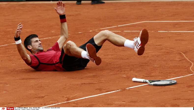 Pour fêter sa victoire, Novak Djokovic fait la tortue sur le dos