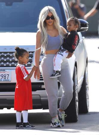 North West, la fille de Kim Kardashian a souvent un bun pour retenir ses longs cheveux crêpus