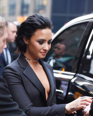 La chanteuse Demi Lovato, femme fatale avec un carré wet