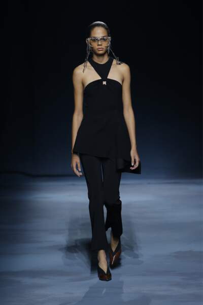Chez Givenchy, le total look noir du défilé printemps-été 2019 se fond parfaitement avec le style de Meghan Markle.