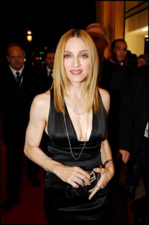 Madonna, et ses cheveux blonds dégradés ultra lissés, racines foncées, en 2005 à Paris