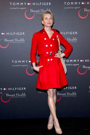 Avril 2011 : Renée Zellweger présente un sac Tommy Hilfiger, en édition limitée, pour la prévention du cancer du sein a Milan