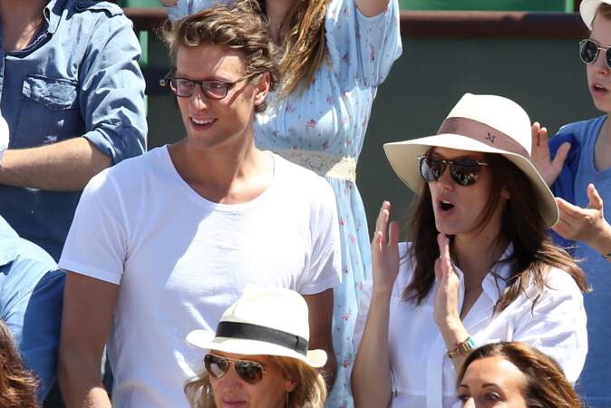 Arthur de Villepin et sa compagne, Ana Girardot, dans les tribunes de Roland Garros, le 6 juin 2015