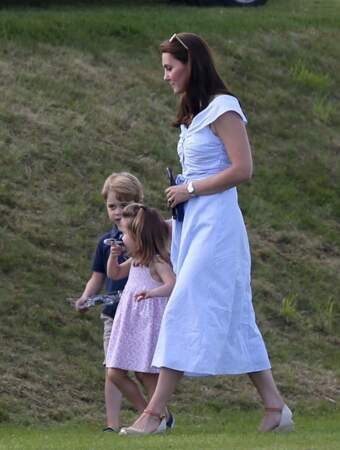 Kate Middleton tout aussi belle en robe Zara pour jouer avec ses enfants George et Charlotte