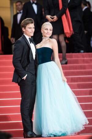 Pixie Lott et Oliver Cheshire lors de la montée des marches du film "La belle époque" à Cannes le 20 mai 2019