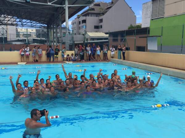 Photo souvenir pour les jeunes nageurs de la piscine de Papeete 