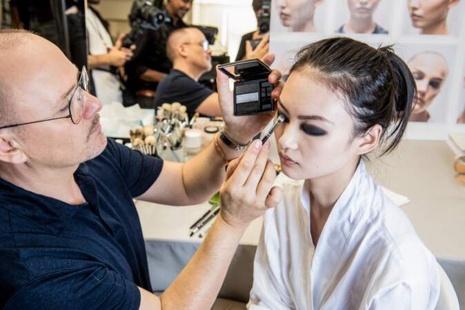 dans les coulisses maquillage du défilé Dior, Peter Philips dessine le smoky-eye d'une top-model