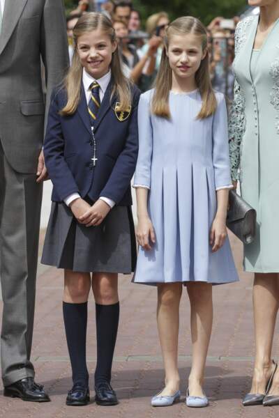 L'infante Sofia et sa soeur Leonor, très élégante en robe bleu layette. 