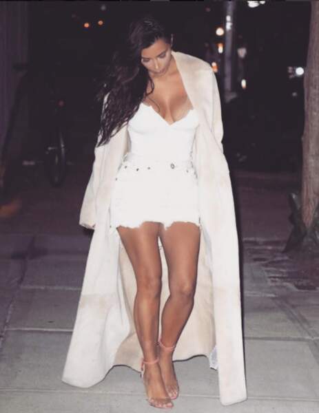 Kim Kardashian court vêtue