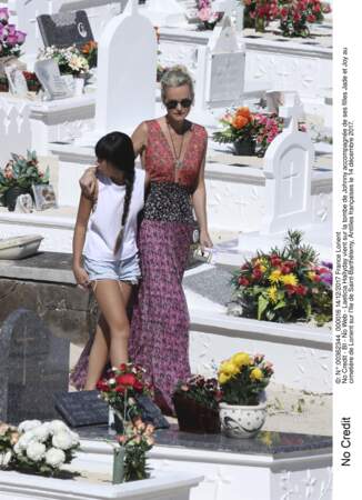 Laeticia Hallyday vient sur la tombe de Johnny accompagnée de ses filles Jade et Joy